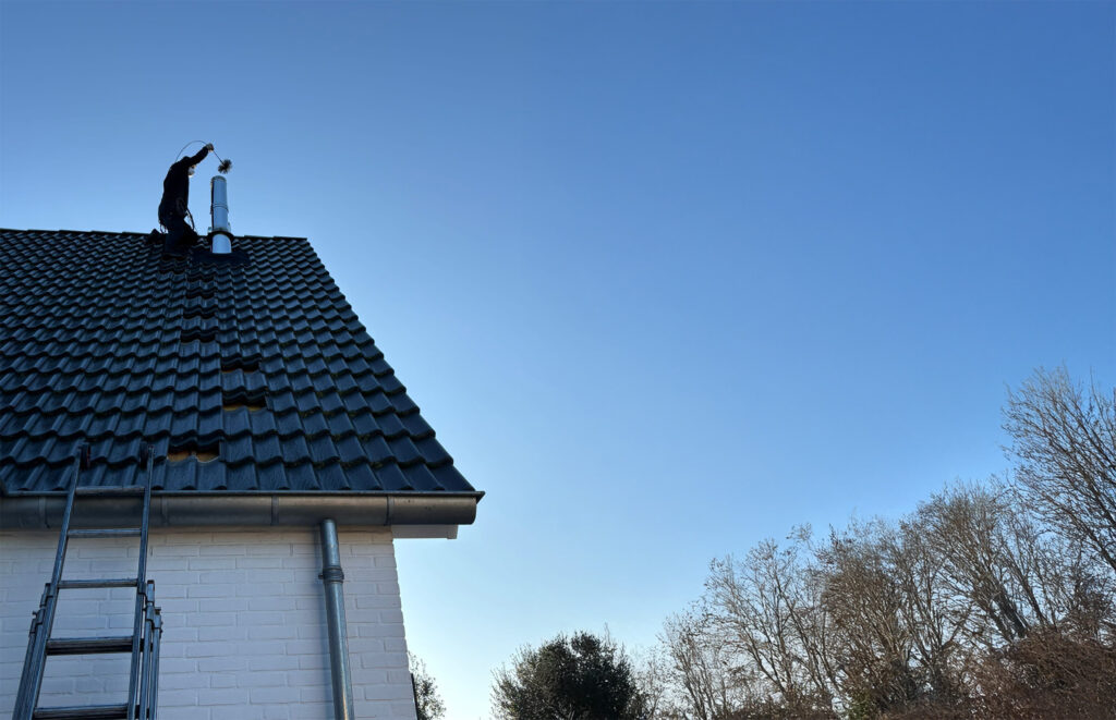 Schoorsteenveger van De Vegelarij reinigt een schoorsteen bij een woning in Rucphen